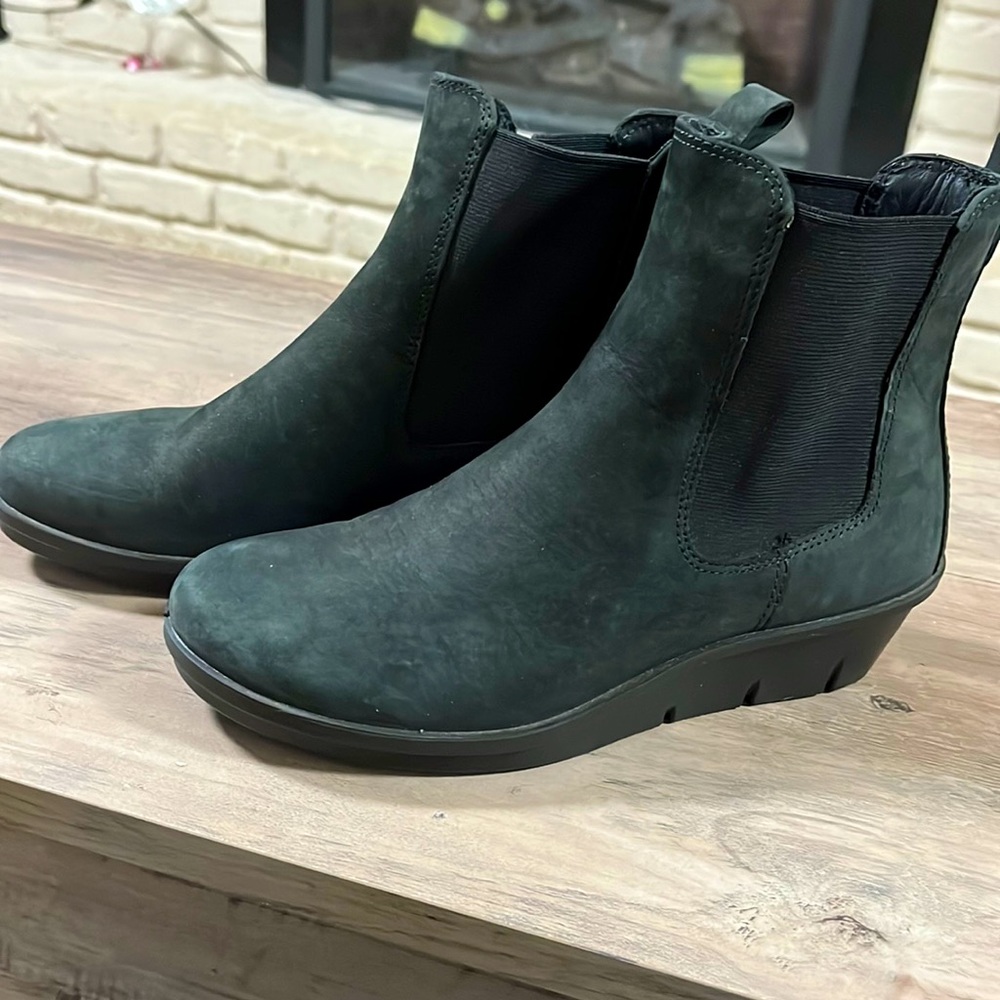Ecco Black Skyler Chelsea Hydro Max Wedge Booties